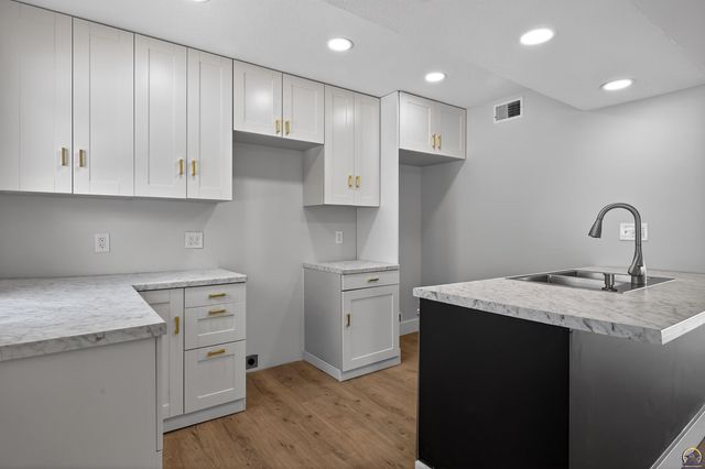 2538 SE 37th ST, Topeka, KS 66605