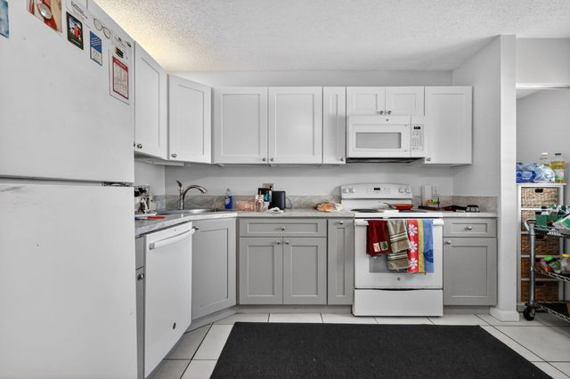 2641 W Gately Dr W W 906, West Palm Beach, FL 33415