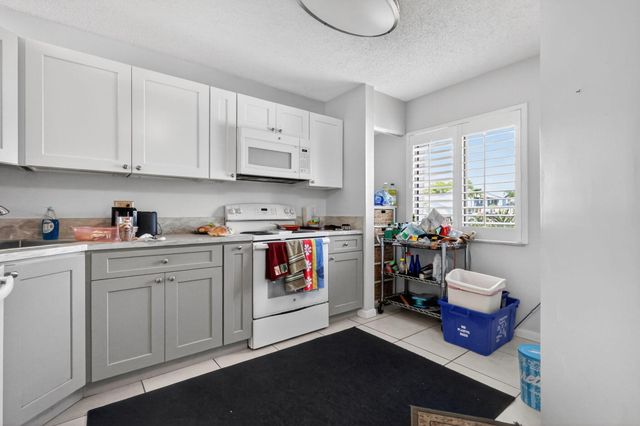 2641 W Gately Dr W W 906, West Palm Beach, FL 33415