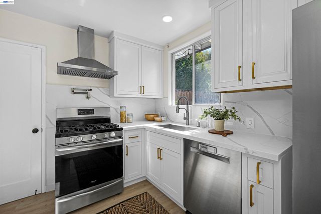 16133 Berkshire Dr, Castro Valley, CA 94578