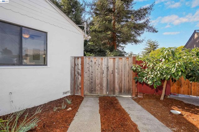 16133 Berkshire Dr, Castro Valley, CA 94578