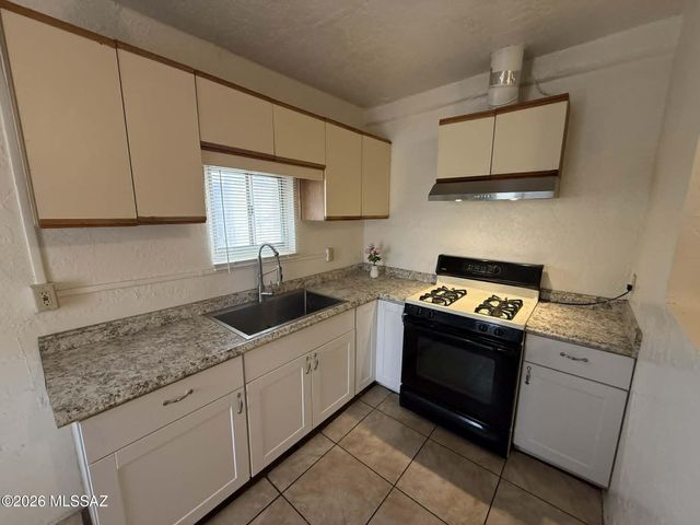 204 E Palmdale Street, Tucson, AZ 85714