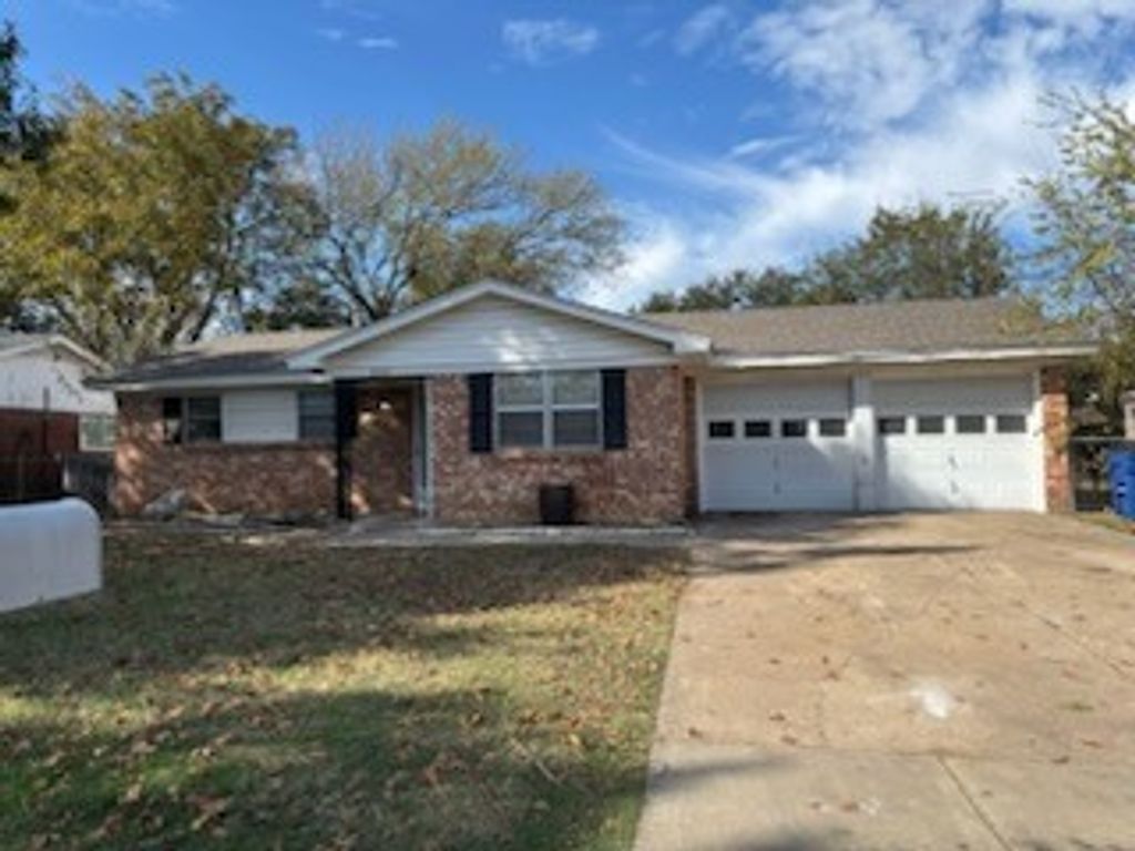 233 Taylor Street, Burleson, TX 76028