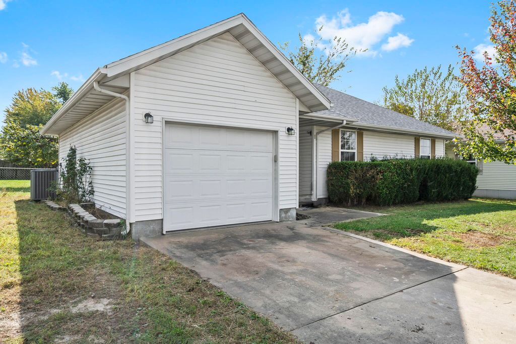 406 W Cline Street, Aurora, MO 65605