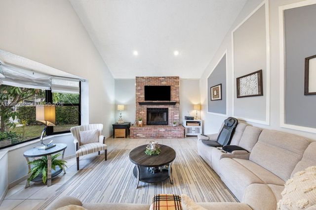 10020 SW 83rd St, Miami, FL 33173