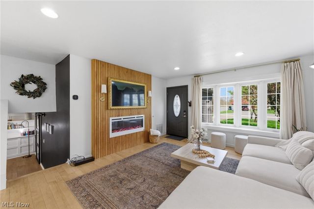 5820 Parkview Lane, Fairview Park, OH 44126