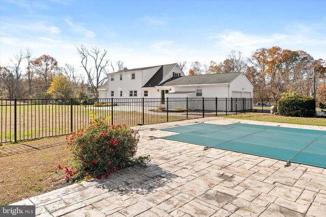 21 HOLMES MILL RD, Allentown, NJ 08501