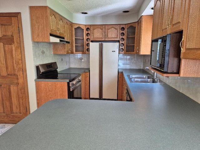 39 Higher St, Ludlow, MA 01056