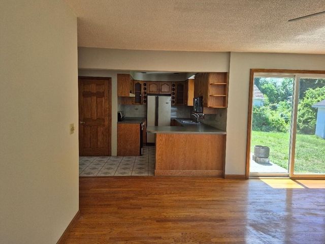39 Higher St, Ludlow, MA 01056