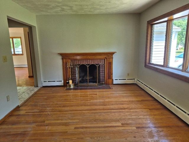 39 Higher St, Ludlow, MA 01056