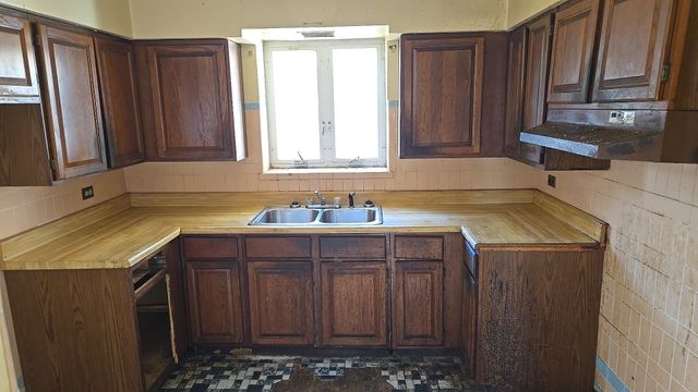 8218 S Yates Boulevard, Chicago, IL 60617