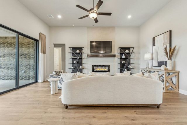 147 Hollingsworth Lane, Glenn Heights, TX 75154