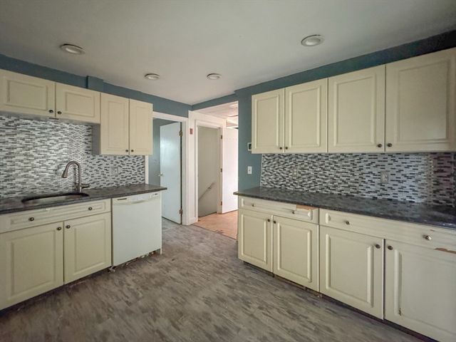 5 Quarry Ter, Peabody, MA 01960