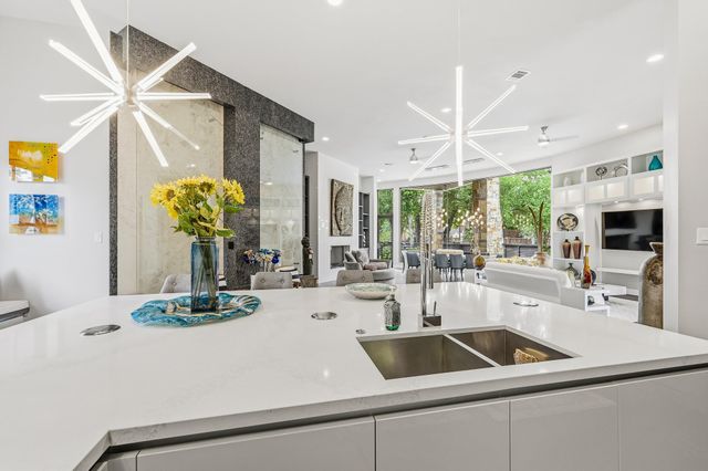 5 W Shady Lane D, Houston, TX 77063
