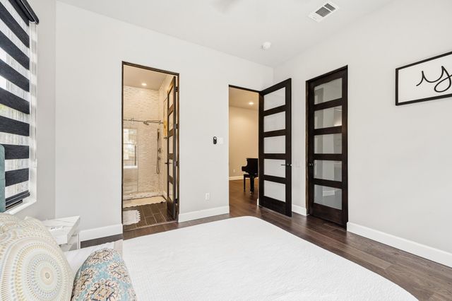 5 W Shady Lane D, Houston, TX 77063