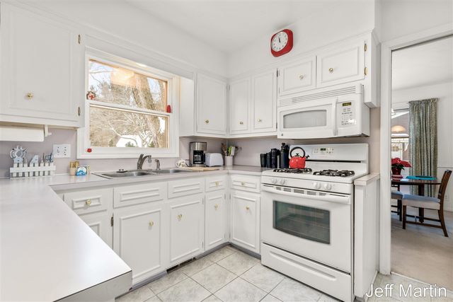 5622 Far Hill Drive, Grand Rapids, MI 49546