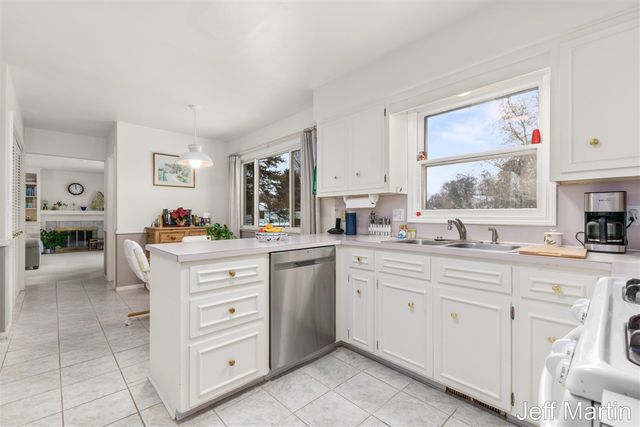 5622 Far Hill Drive, Grand Rapids, MI 49546