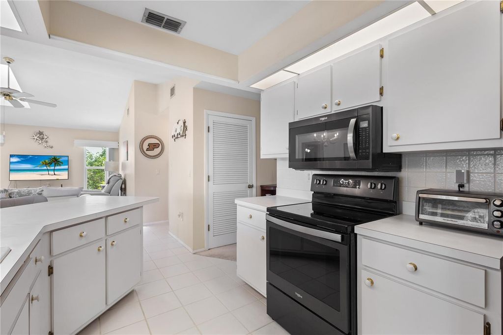 Image 11 of property listing at 2146 PETERBOROUGH ROAD, Punta Gorda, FL 33983