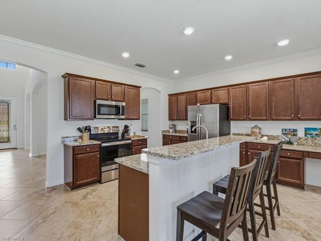 1577 Vizcaya LN, Naples, FL 34113