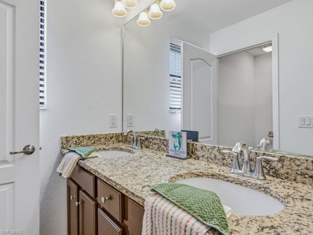 1577 Vizcaya LN, Naples, FL 34113
