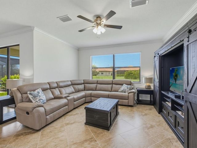 1577 Vizcaya LN, Naples, FL 34113