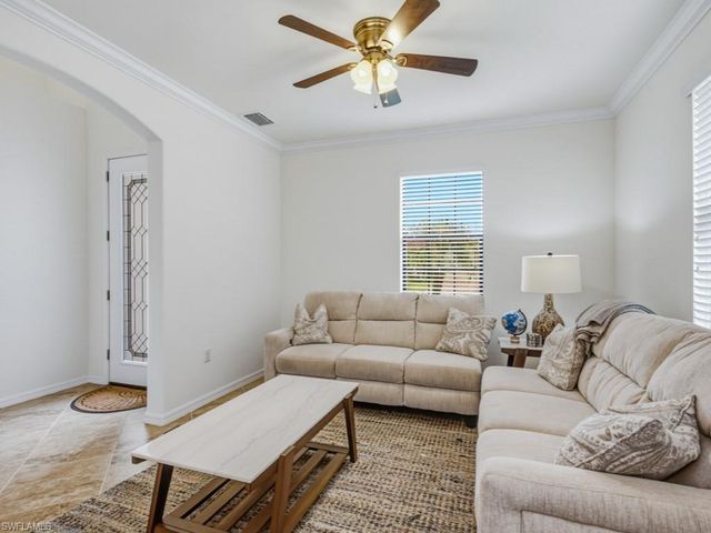 1577 Vizcaya LN, Naples, FL 34113