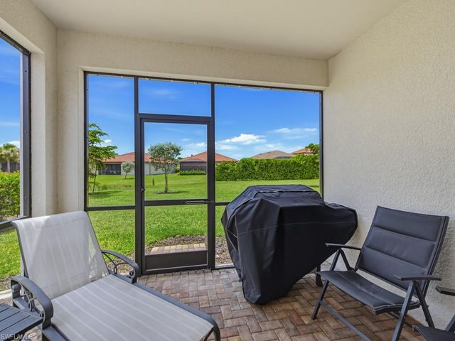 1577 Vizcaya LN, Naples, FL 34113