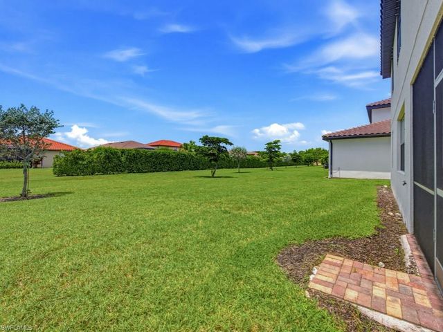 1577 Vizcaya LN, Naples, FL 34113