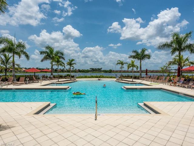 1577 Vizcaya LN, Naples, FL 34113