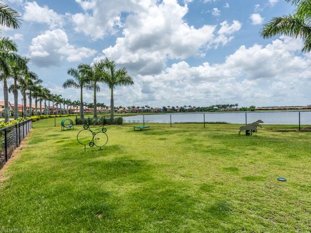1577 Vizcaya LN, Naples, FL 34113