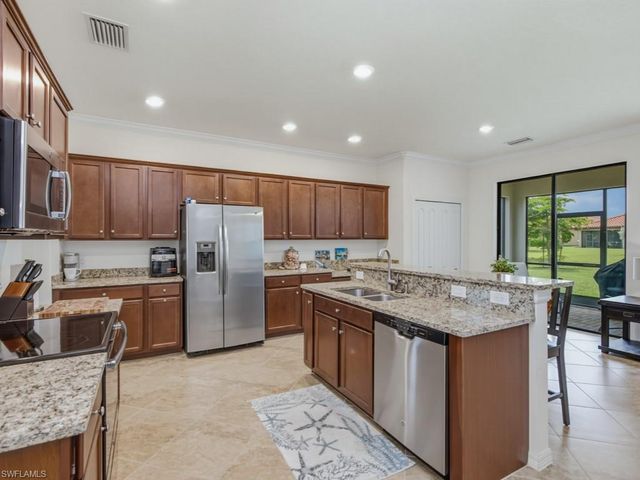 1577 Vizcaya LN, Naples, FL 34113