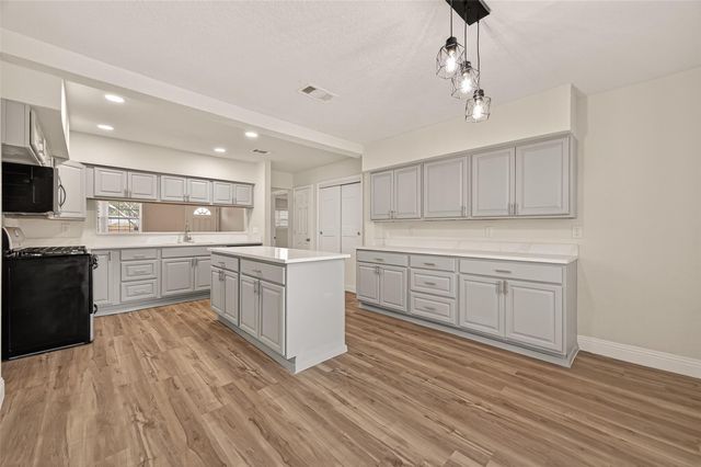 5401 Bayou Drive, Dickinson, TX 77539