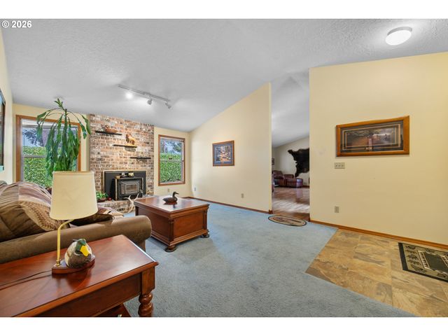 701 Sw LINNEMAN Ct, Gresham, OR 97030