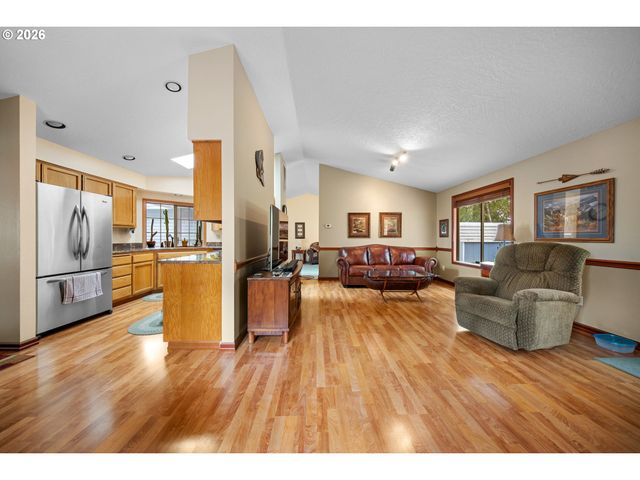 701 Sw LINNEMAN Ct, Gresham, OR 97030
