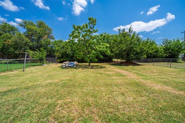 2516 Queensbury Road, Moore, OK 73160