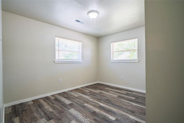 2516 Queensbury Road, Moore, OK 73160