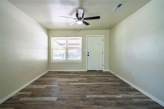 2516 Queensbury Road, Moore, OK 73160