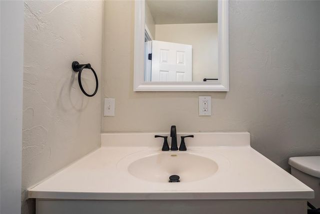 2516 Queensbury Road, Moore, OK 73160
