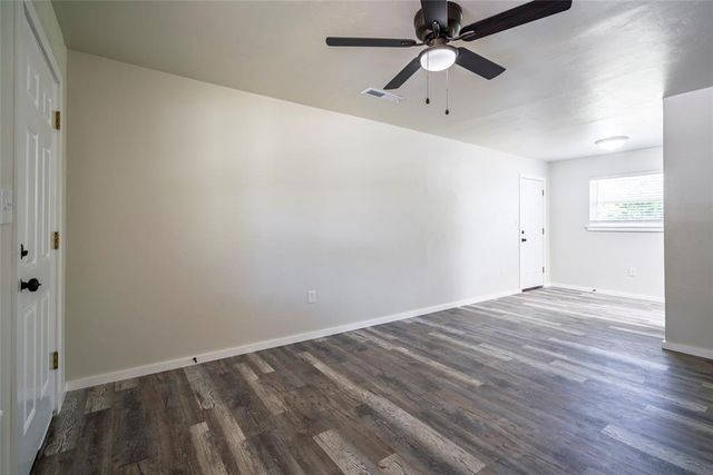 2516 Queensbury Road, Moore, OK 73160