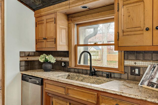 2850 S Barnes Avenue, Springfield, MO 65804