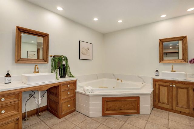 2850 S Barnes Avenue, Springfield, MO 65804