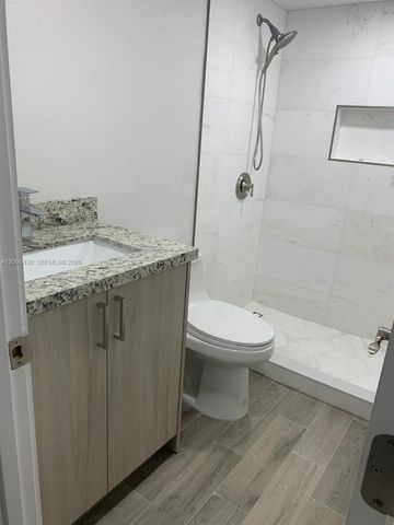 8425 NW 8th St 303, Miami, FL 33126