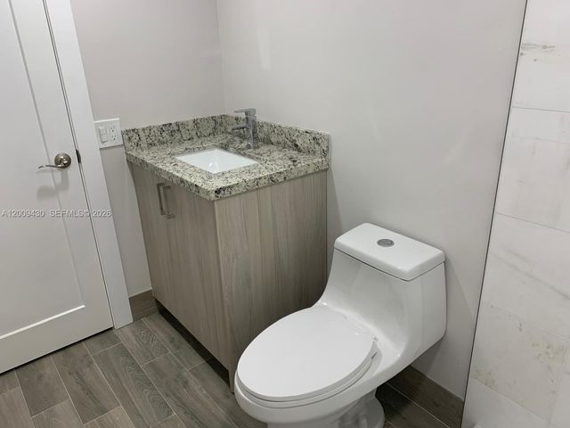 8425 NW 8th St 303, Miami, FL 33126