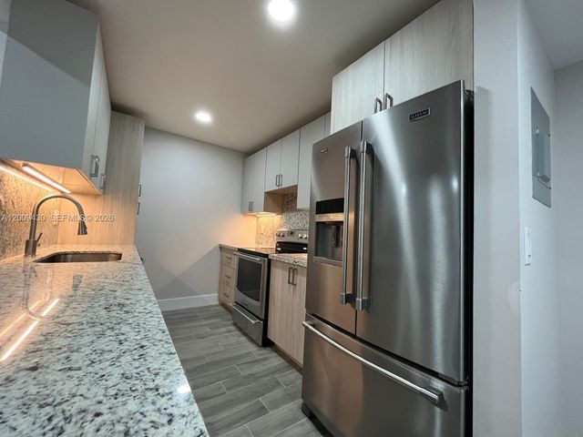 8425 NW 8th St 303, Miami, FL 33126