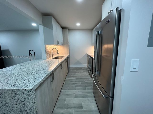 8425 NW 8th St 303, Miami, FL 33126