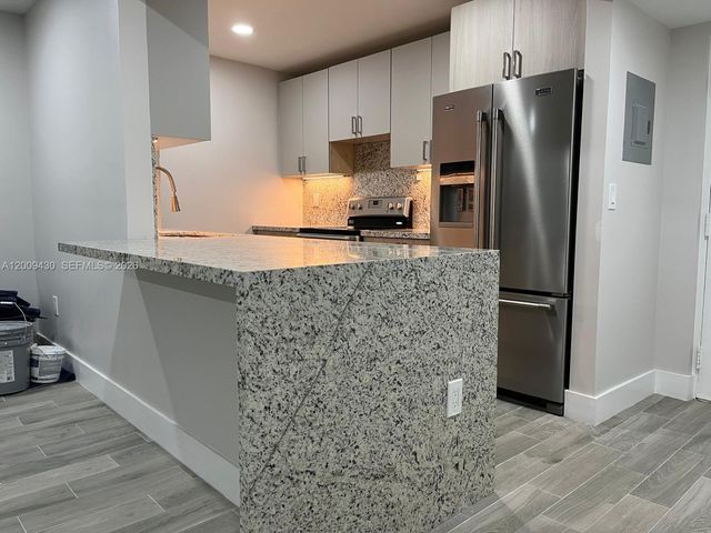 8425 NW 8th St 303, Miami, FL 33126