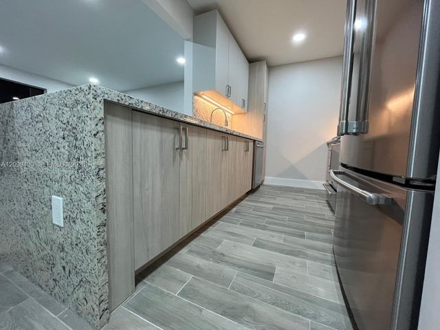 8425 NW 8th St 303, Miami, FL 33126