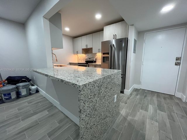 8425 NW 8th St 303, Miami, FL 33126