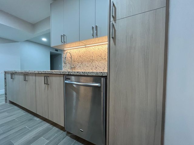 8425 NW 8th St 303, Miami, FL 33126