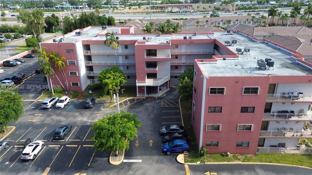 8425 NW 8th St 303, Miami, FL 33126